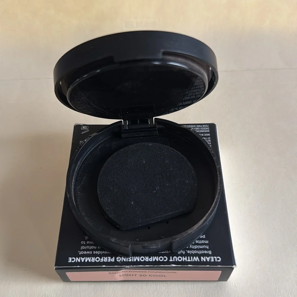 BAREMINERALS BAREPRO 24HR Skin Perfecting Matte Powder Foundation Light 20 Cool
